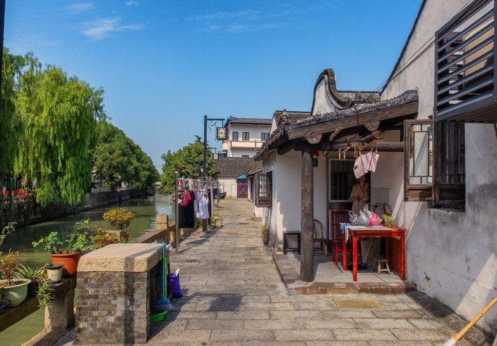 双栏word插入横跨两栏的图片怎么办